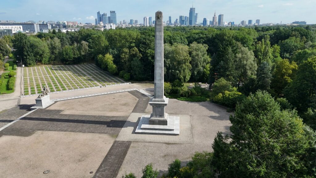 Cmentarz Żołnierzy Radzieckich w Warszawie, zdjęcie z drona DJI Mini 4 Pro